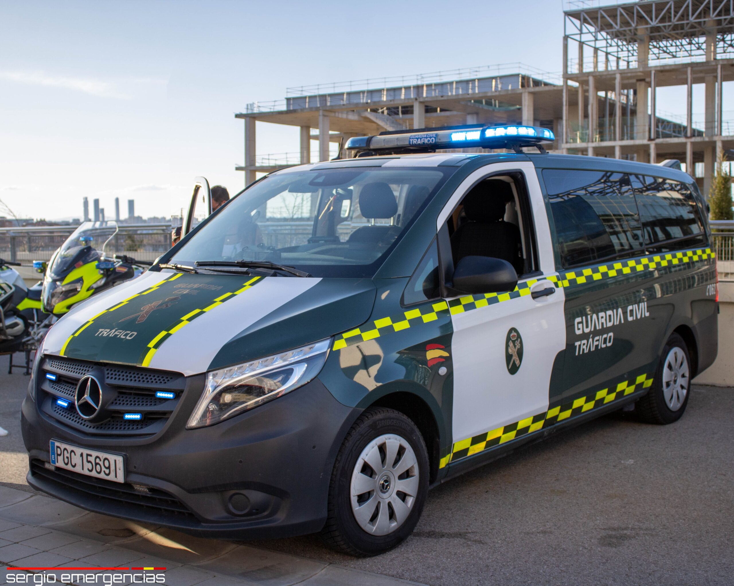 La Guardia Civil detiene al conductor de una furgoneta que transportaba a un hombre semidesnudo agarrado al exterior de su vehículo