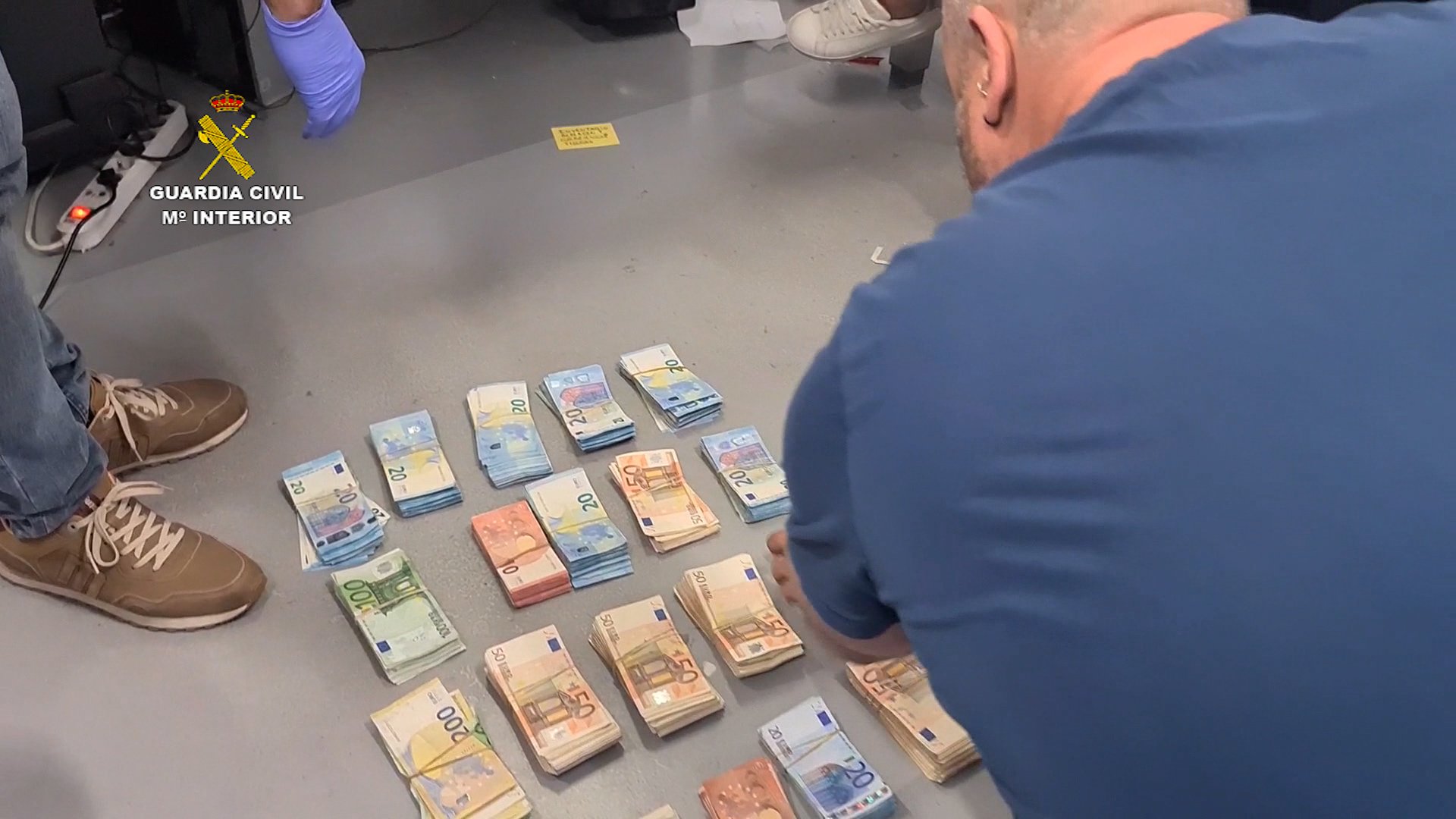 La Guardia Civil desmantela un grupo delictivo que blanquea el dinero del tráfico de cocaína comprando fincas de aguacates y obras de arte