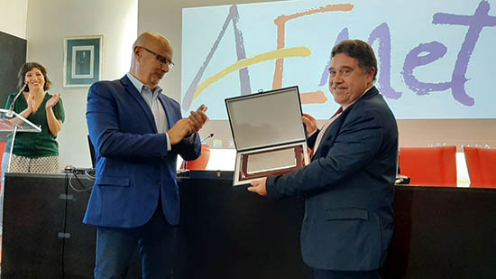 Enrique Sánchez, presidente de la asociación ECOMETTA, recibe el galardón de manos de Miguel Ángel López, presidente de AEMET